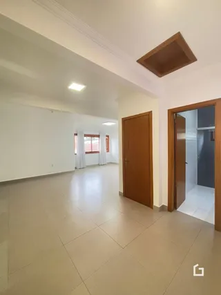 Foto de um ambiente interno com piso de cerâmica e paredes brancas.