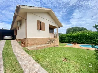 Fachada de uma casa em Lajeado, Brasil com jardim e piscina