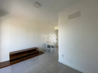 Sala de estar com piso de cerâmica e um banco de madeira.