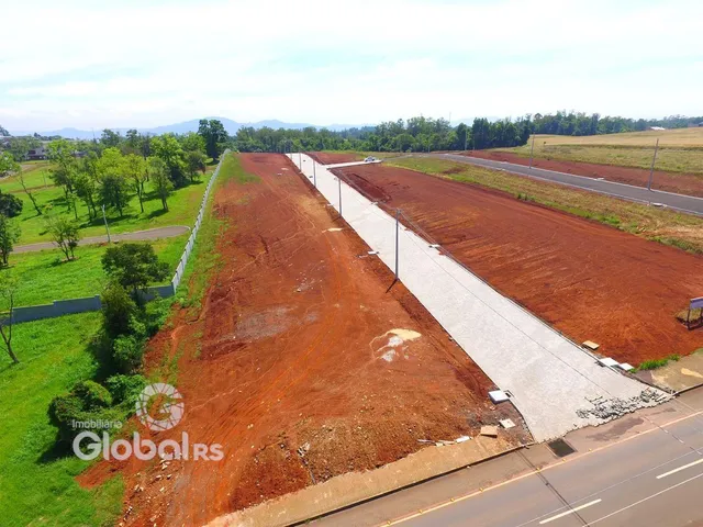 Imagem aérea de um terreno em Lajeado, Brasil, com áreas de terra e grama.