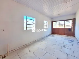 Hall de entrada com paredes brancas e piso de cerâmica.