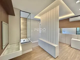 Ambiente interno moderno com piso de madeira clara e detalhes arquitetônicos.