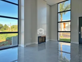 Sala de estar com grandes janelas que oferecem vista para o exterior.