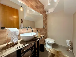 Foto de um banheiro com piso cerâmico e louças brancas.