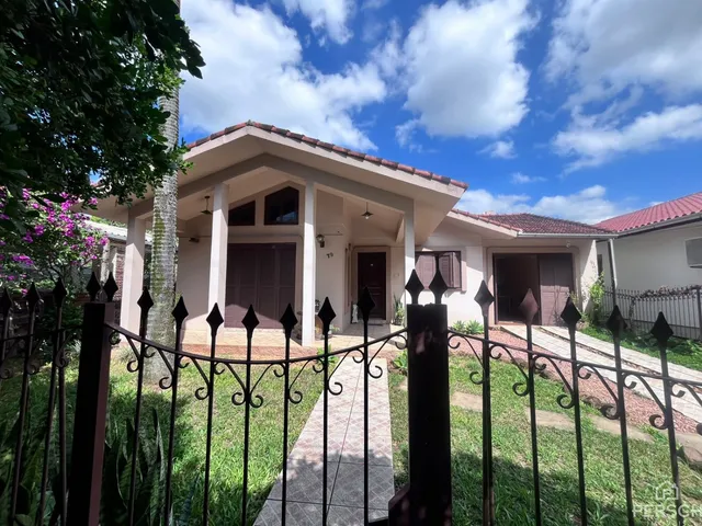 Fachada de uma casa residencial com portões de ferro em Lajeado, Brasil.