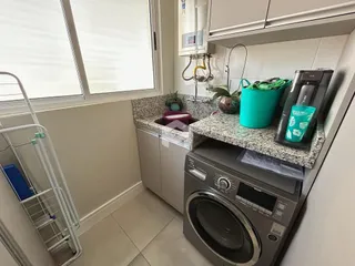 Foto de uma cozinha com armários e eletrodomésticos em Lajeado.