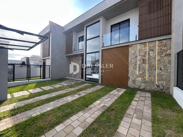Fachada moderna de uma residência em Lajeado, Brasil, com jardim frontal.
