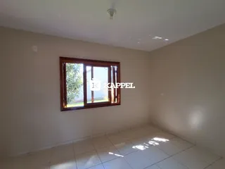 Sala ampla com piso de cerâmica e janela voltada para o exterior.