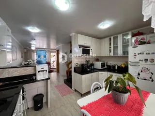 Interior da cozinha e área de convivência de uma residência em Lajeado.