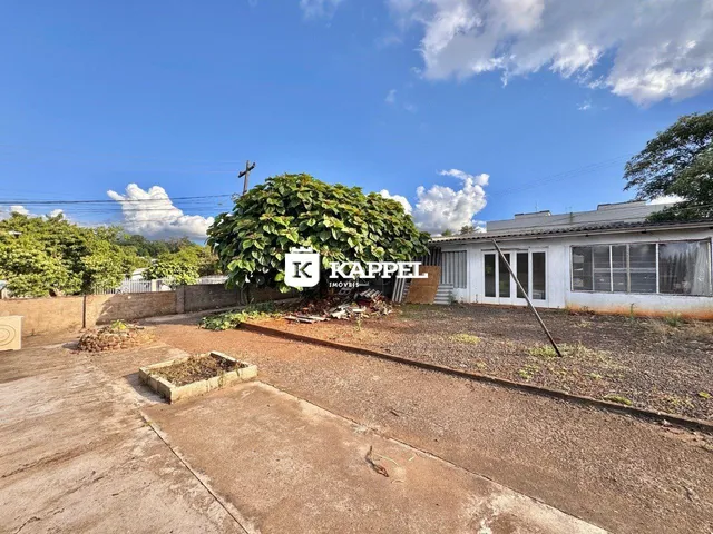 Vista externa de uma casa branca em Lajeado, Brasil, com terreno de terra.