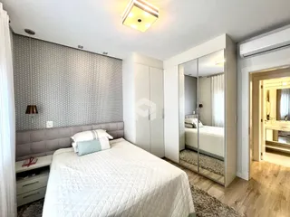 Foto do quarto de um imóvel em Lajeado, Brasil, mostrando a cama e o guarda-roupa.