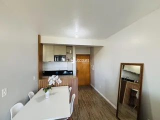 Vista interna de uma sala com mesa de jantar e espelho em um imóvel em Lajeado.
