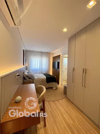 Quarto com cama e armário em ambiente interno.