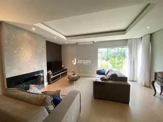 Sala de estar com lareira e sofá em ambiente claro.