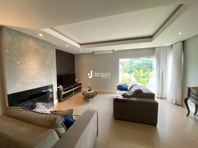 Sala de estar com lareira e sofá em ambiente claro.