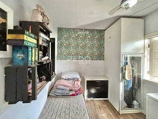 Quarto com armário e estante em um imóvel no Brasil.