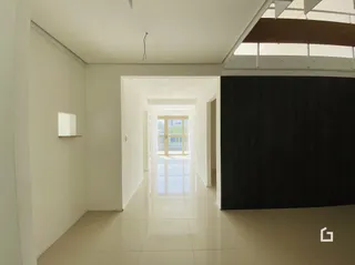 Corredor interno de uma residência clara.