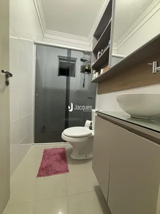 Foto de um banheiro moderno com piso de cerâmica e box de vidro.