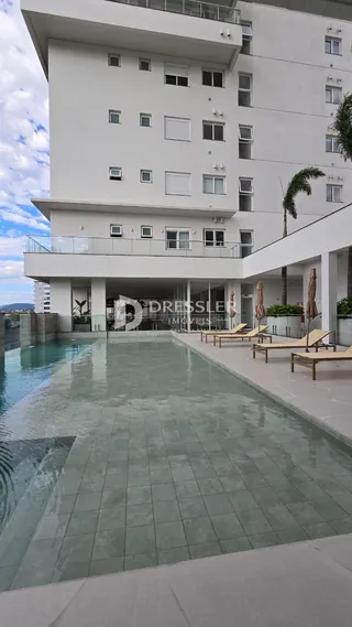 Vista da piscina e área externa de um edifício em Lajeado.