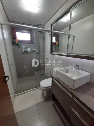 Foto de um banheiro interno com box de vidro e pia.