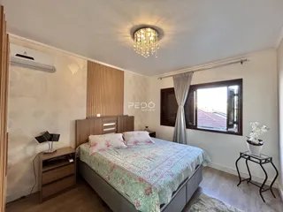 Quarto com cama e cabeceira de madeira em um apartamento.
