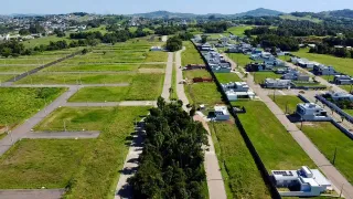 Vista aérea de uma área de terreno com estradas e casas em Lajeado, Brasil.