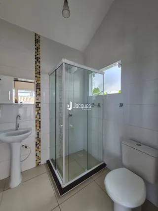 Foto de um banheiro com box de vidro e vaso sanitário em Lajeado.