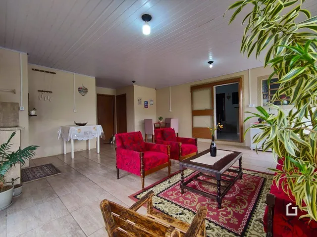 Sala de estar com piso de cerâmica e paredes claras.