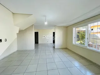 Ambiente interno com piso de cerâmica.