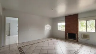 Ambiente interno com piso de cerâmica e parede de tijolos exposta.