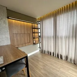 Foto de um interior com painéis de madeira e iluminação linear.