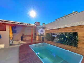 Vista da piscina e da área externa de uma residência em Lajeado.