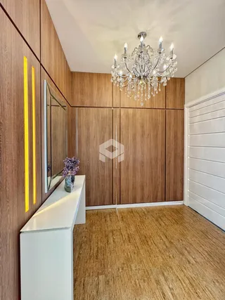 A parede de madeira e o espelho decoram o ambiente interno.