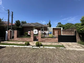 Fachada de uma residência em Lajeado, Brasil, com muro e portão de ferro.