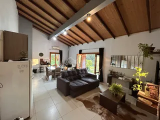 Sala de estar com pé direito alto e piso de cerâmica.