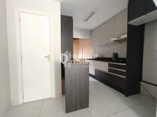 Hall de entrada com porta branca e painéis de madeira na propriedade.