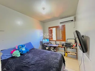 Quarto com cama e janela em um imóvel no Brasil.