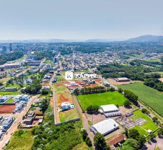 Vista aérea de uma área de desenvolvimento residencial com terrenos e áreas verdes em Lajeado.