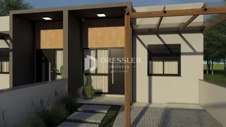 Fachada de uma casa moderna com estrutura de madeira e área externa pavimentada.