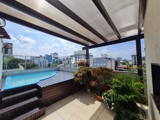 Vista de uma piscina e área externa de uma propriedade em Lajeado.
