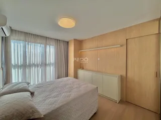 Quarto com cama e armário em um imóvel.