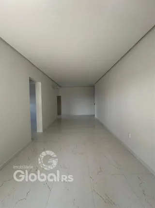 Corredor interno de uma residência com piso de mármore claro.