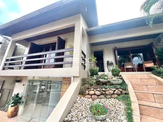 Fachada de uma casa em Lajeado, Brasil, com varanda e jardim.