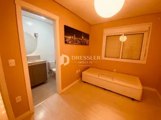 Ambiente interno com piso de madeira e janela em uma sala.