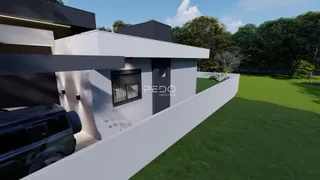 Fachada de uma residência em Lajeado, Brasil, com jardim gramado.