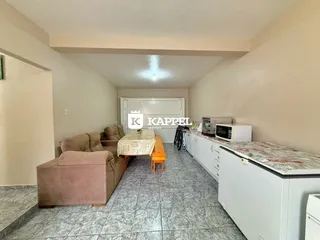 Sala de estar com sofá e mesa de centro em um ambiente claro.