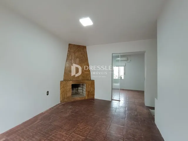 Ambiente interno com piso de cerâmica e lareira de pedra.