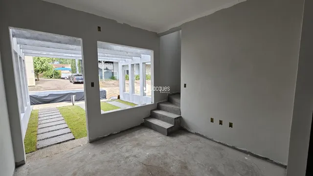 Vista interna de um cômodo com abertura para o exterior.