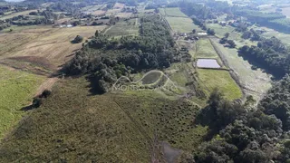 Vista aérea de uma área rural com campos e vegetação densa na região de Lajeado.