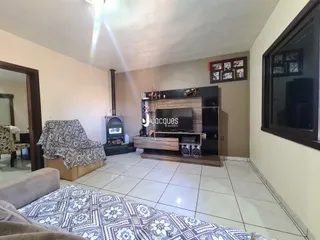 Sala de estar com lareira e decoração moderna em Lajeado.